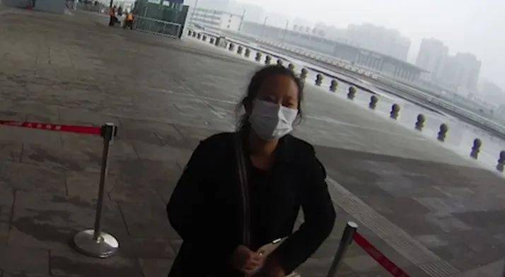 华为手机短信被静音
:急坏了！太原一女子乘坐网约车，手机竟忘了拿！眼下列车就要发车了！