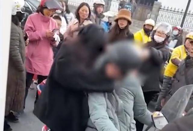 女生用华为什么手机
:江苏一女孩情绪失控当街嘶吼还殴打母亲？目击者：只因没买到手机