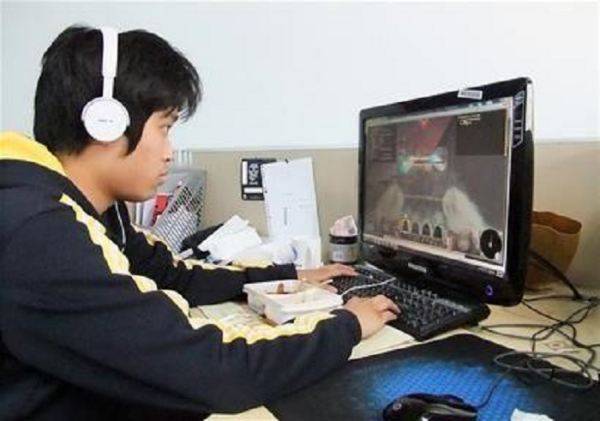 华为什么手机玩儿游戏
:有些员工在上班的时候偷偷打游戏，你怎么看这样的事情？