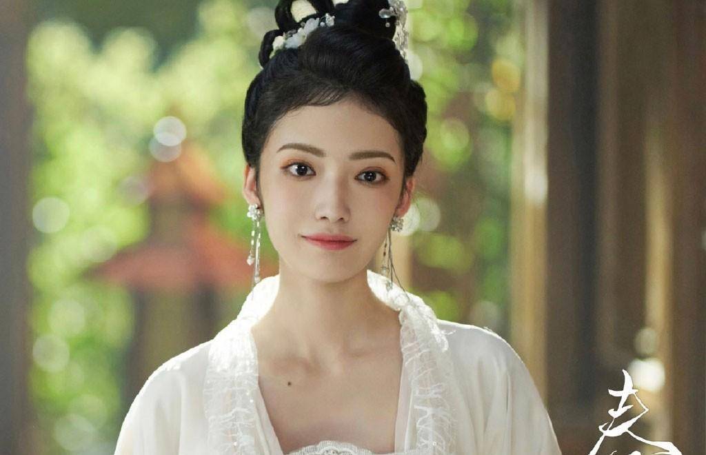 改编小苹果新疆版
:《春闺梦里人》温婉一角：卡娜“掌柜的姑娘”简介