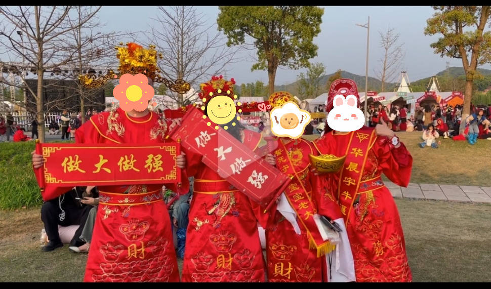外国版搞笑小苹果:笑不活了！华晨宇演唱会惊现好几位财神爷，场面堪比神仙开会