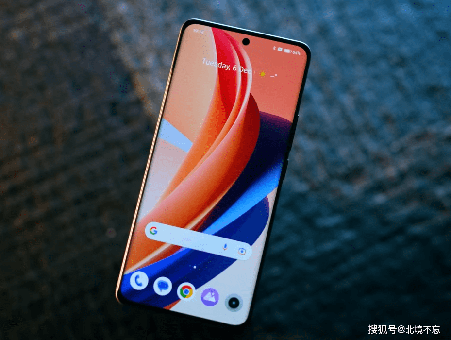 手机屏幕变成黑白色怎样调回来:“20GB”+5000mAh+6nm芯片，跌到1499元，高端曲面屏手机被忽略了
