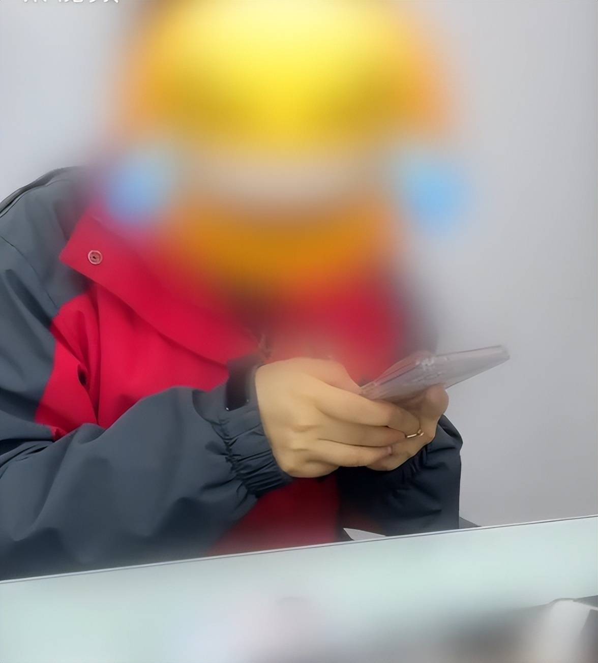 手机营业厅:男子称办电信卡被要求提供居住证，“歧视外地人吗”，客服：没这个要求，会上报核实