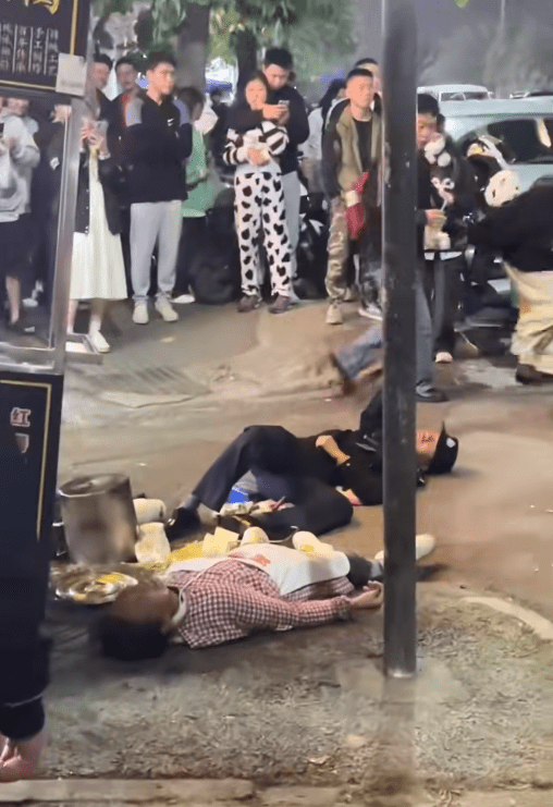 成都一城管被摊贩推倒的摊位砸伤倒地，当地：警方介入调查