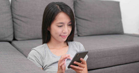 中年女性看手机新闻中年女性消大眼袋方法