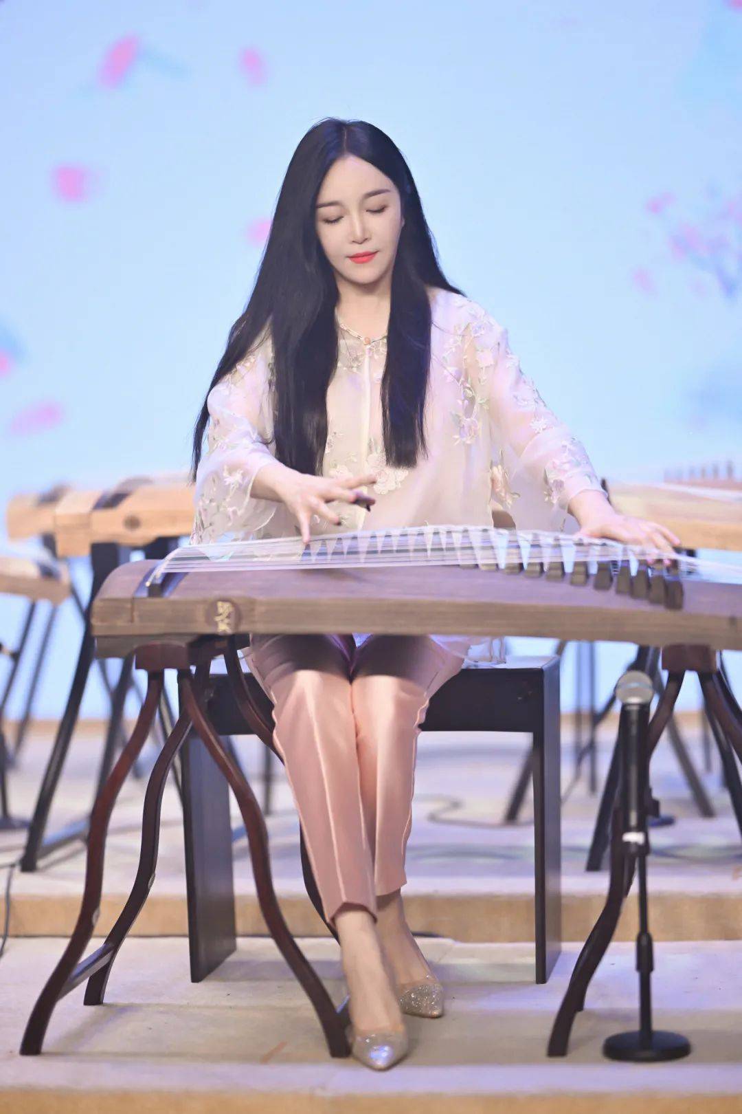 在线弹古筝手机版(手机弹古筝app下载)